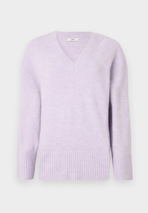 Suéter morado claro con cuello en v hecho de tela suave y texturizada. Cuenta con puños y dobladillo acanalados para un ajuste relajado y un detalle adicional.