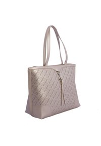 Bolso tote beige con superficie texturizada y estampada que presenta un logotipo repetido. Fabricado en suave cuero sintético, con dos asas, cierre de cremallera y base plana.