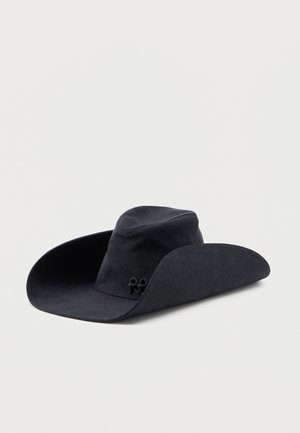 Schwarzer Cowboyhut mit breiter Krempe, hohem Kopf und kleinem, gesticktem Logo auf der Vorderseite, präsentiert vor einem schlichten hellen Hintergrund.