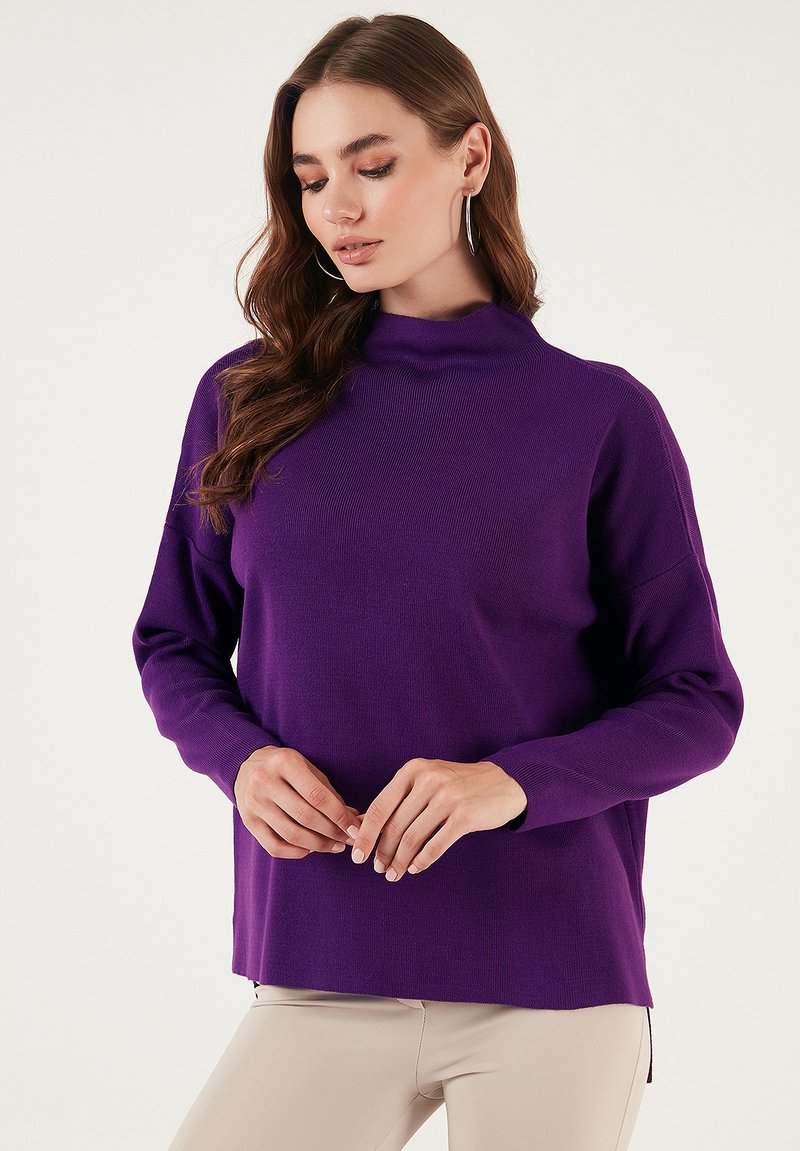 Lila Pullover mit hohem Kragen, geripptem Material und langen Ärmeln. Verfügt über seitliche Schlitze am Saum für zusätzlichen Komfort und Stil.