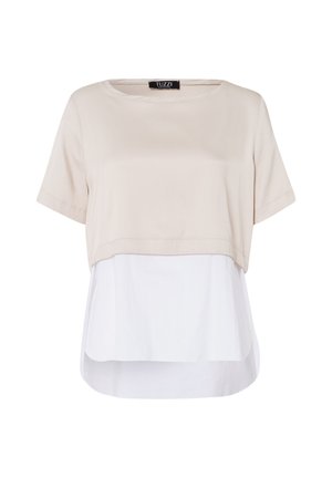 Beige korte mouw top met gelaagd ontwerp; bovenste deel glad, onderste deel van gestructureerde witte stof. Heeft een ronde halslijn en een losse pasvorm.