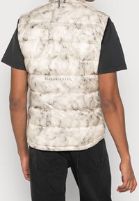 Redefined Rebel Smanicato - off-white