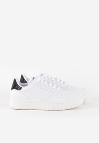 Baskets blanches avec un design perforé et des lacets plats. L'arrière a des accents en paillettes noires. Caractéristiques d'une semelle en caoutchouc texturée blanche. Nom de la marque sur le côté.