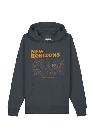Dunkelgrauer Hoodie mit Fronttasche, mit einer orangenen Berglandschaft und einer Wanderfigur mit Text "NEW HORIZONS ...are everywhere."
