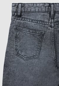 Jeans in denim grigio scuro con un tessuto testurizzato, caratterizzati da una tasca posteriore con un contorno cucito e una vita standard.