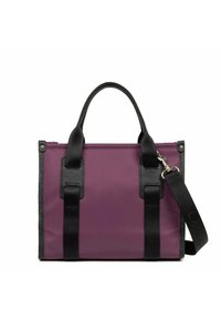 Borsa tote in tessuto viola con accenti in pelle nera, due manici superiori e una tracolla. Texture liscia con dettagli hardware a contrasto.