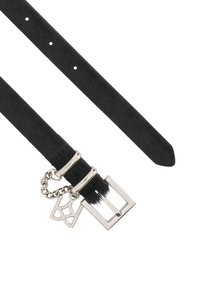 Zwarte nepbont riem met zilverkleurige hardware, vierkante gesp en geschakelde kettingdetails. Gladde textuur, taps toelopende uiteinde en meerdere bevestigingsgaten.