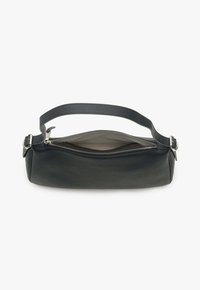 Czarna skórzana torba o teksturowanym wykończeniu, z zapięciem na zamek błyskawiczny i regulowanym paskiem. Wnętrze zaprojektowane z gładką podszewką. Kompaktowy prostokątny kształt.