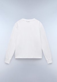 Valkoinen pitkähihainen T-paita, joka on valmistettu puuvillasta. T-paidassa on pyöreä pääntie, laskeutuvat olkaimet ja suora helma, jossa on käänteet hihansuissa.