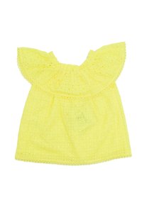 Top di cotone giallo con scollatura arricciata, caratterizzato da dettagli in pizzo e un orlo a onde. Texture liscia, design leggero.