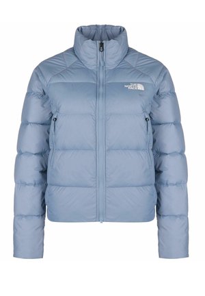 Doudoune bleu clair avec col montant, fermeture éclair frontale, poches latérales zippées et logo The North Face sur la poitrine.