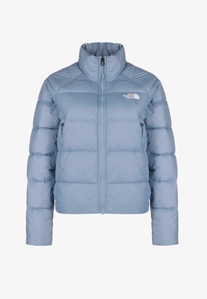 Lyseblå dunjakke med høj krave, frontlynlås, lynlåslommer i siderne og The North Face-logo på brystet.