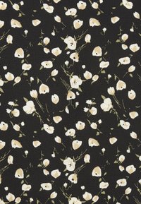Tecido preto com um padrão floral, apresentando flores bege e brancas, caules verdes e pequenas folhas. Superfície texturizada com elementos de design dispersos.