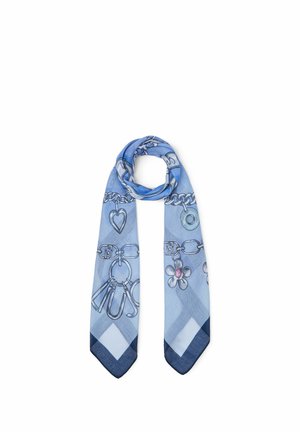 Sciarpa azzurro chiaro con bordi blu scuro, con motivi a catena e charms tra cui un cuore, un fiore e lettere che formano "US".