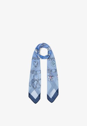 Sciarpa azzurro chiaro con bordi blu scuro, con motivi a catena e charms tra cui un cuore, un fiore e lettere che formano "US".