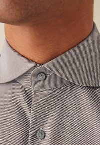 Next TEXTURED SINGLE - REGULAR FIT - Skjorter - neutral brown