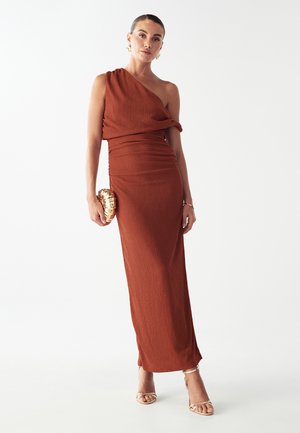 Abito ruggine a spalla unica con un corpetto drappeggiato e una silhouette aderente. Tessuto liscio, design a lunghezza pavimento, abbinato a una pochette dorata.