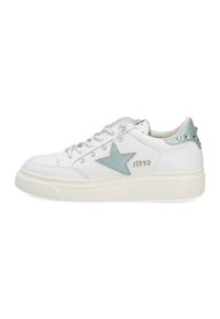 Zapatilla blanca con acentos en azul claro, diseño de estrellas texturizadas, tachuelas metálicas en el talón y suela de goma plana. Cordones para un ajuste seguro.