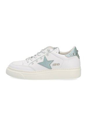 Zapatilla blanca con acentos en azul claro, diseño de estrellas texturizadas, tachuelas metálicas en el talón y suela de goma plana. Cordones para un ajuste seguro.