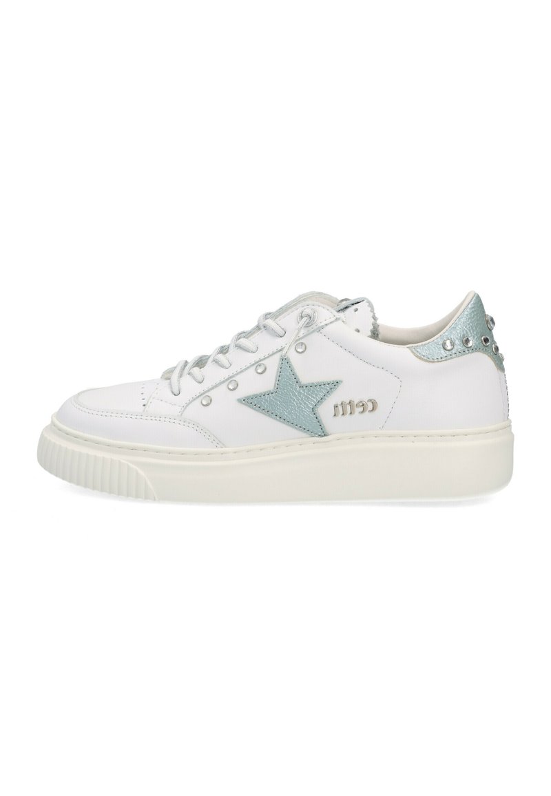 Zapatilla blanca con acentos en azul claro, diseño de estrellas texturizadas, tachuelas metálicas en el talón y suela de goma plana. Cordones para un ajuste seguro.