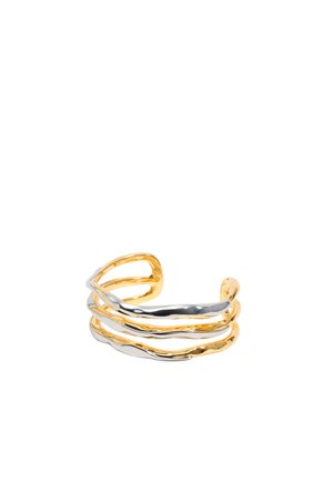 Pulsera de muñeca con hebras de metal entrelazadas en oro y plata, con un diseño ondulado y un acabado pulido. Estilo abierto para un ajuste ajustable.