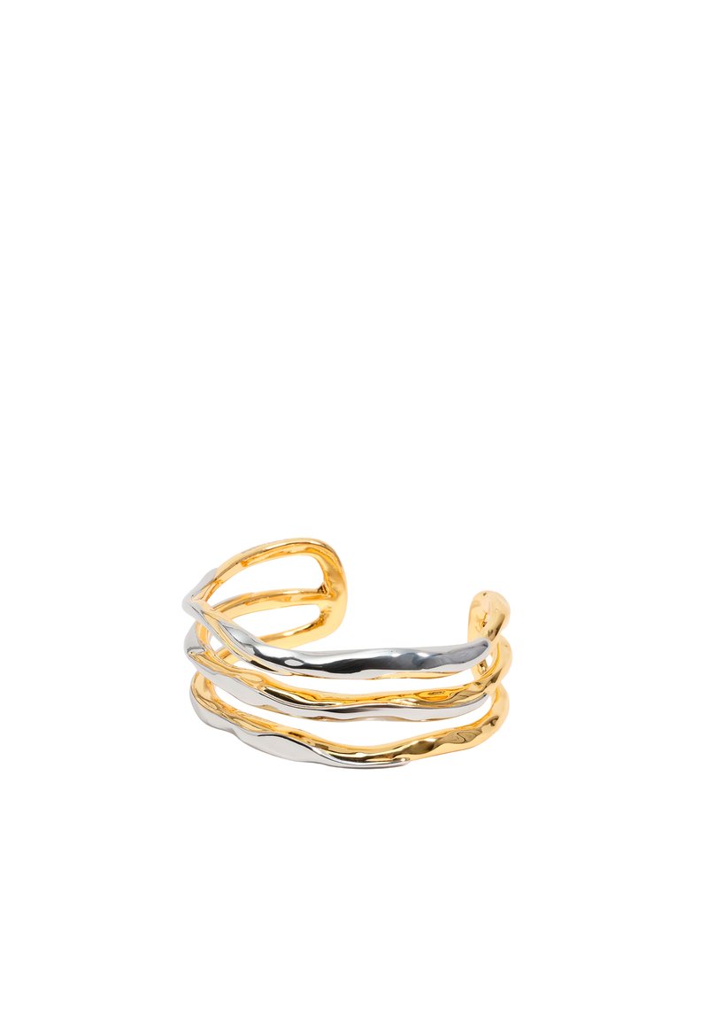 Pulsera de muñeca con hebras de metal entrelazadas en oro y plata, con un diseño ondulado y un acabado pulido. Estilo abierto para un ajuste ajustable.