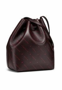 Brązowa skórzana torba w kształcie wiadra z teksturowanym wykończeniem i powtarzającymi się akcentami brandingowymi w kontrastującym czerwonym kolorze. W komplecie regulowany pasek.