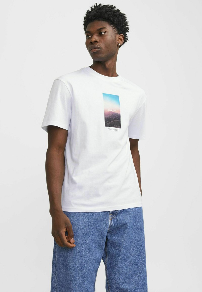 Jack & Jones JORVESTERBRO PICTURE CREW NECK - Nyomott mintás póló - bright white