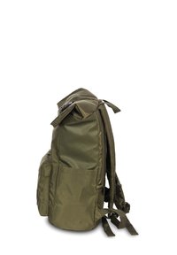 Sac à dos vert olive avec une surface texturée, des bretelles réglables, un rabat supérieur et une poche latérale. Présente un design minimaliste.