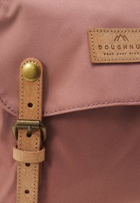 Doughnut MACAROON LARGE REBORN SERIES BACKPACK UNISEX - Malý batoh  - chestnut