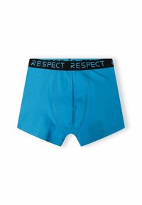 Niebieskie bokserki o gładkiej fakturze, z czarnym paskiem w talii z napisem "RESPECT" nadrukowanym na niebiesko. Klasyczny krój i design.