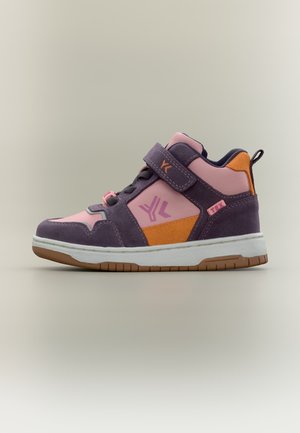 Børns høje sneakers i pink, lilla og orange med velcrolukning, snøre og hvid sål med brunt mønster.