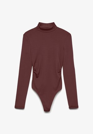 Bordowe body z długim rękawem i wysokim kołnierzem, zdobione marszczeniami po bokach oraz dolną częścią w kroju string, wykonane z elastycznego materiału.