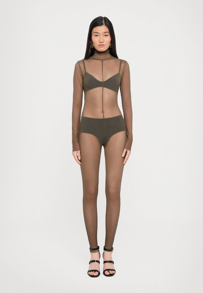 Doorzichtige olijfgroene bodysuit met lange mouwen en hoge hals, met een aansluitende top en broekjes; gecombineerd met zwarte sandalen met banden.