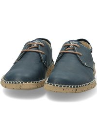 Zapatos de cuero azul con puntera redondeada, cordones marrones y costuras en contraste. Suela beige texturizada y flexible con motas.