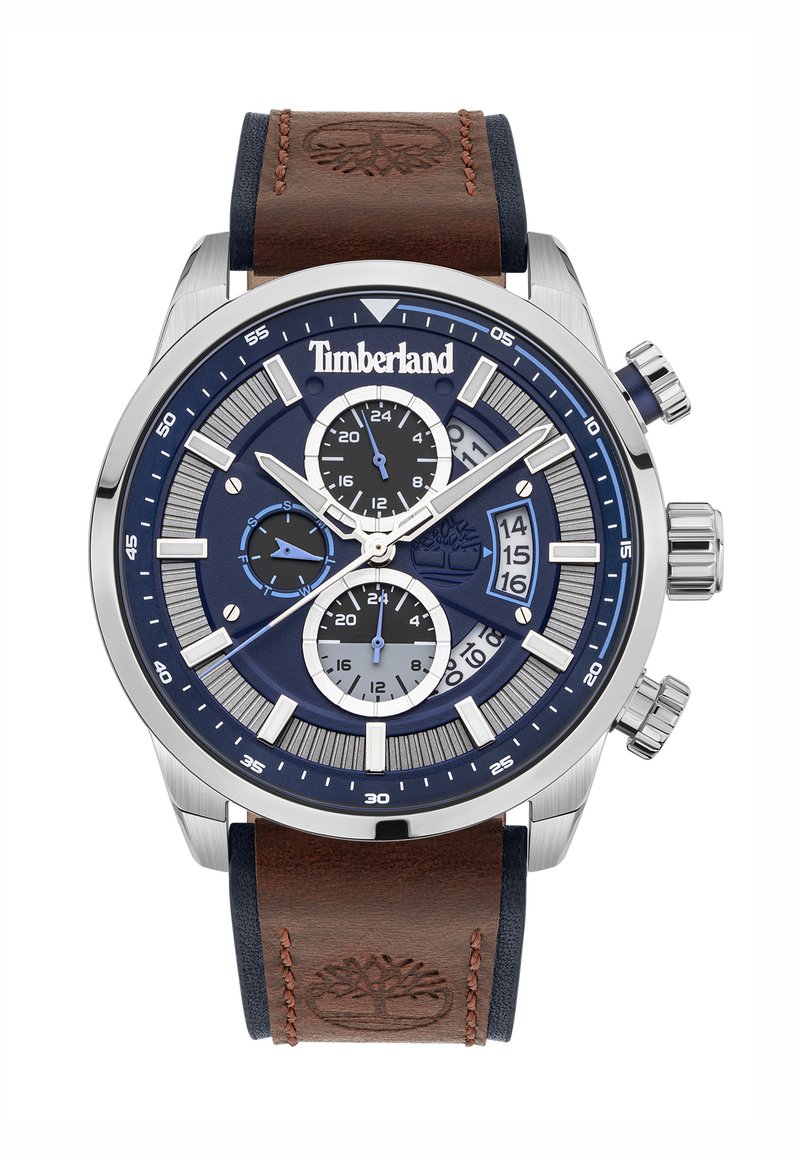 Orologio cronografo Timberland con cassa in acciaio inossidabile, quadrante blu, cinturino in pelle marrone e dettagli argentati. Presenta tre quadranti secondari.