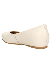 Ballerine in pelle bianca con tacco basso, punta arrotondata e rifinitura a taglio sul lato, caratterizzate da una superficie testurizzata e suola color miele.