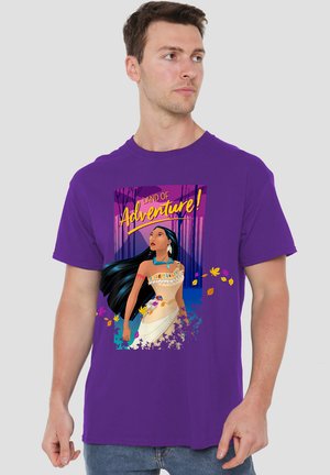 Lila Baumwoll-T-Shirt mit einem grafischen Druck eines Charakters mit langen schwarzen Haaren, der in einem weißen Outfit gekleidet ist und von bunten Blättern umgeben wird.