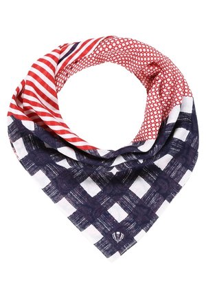 Écharpe à motifs rouge, blanche et bleu marine disposée en boucle, avec des rayures, des pois et une partie à carreaux.