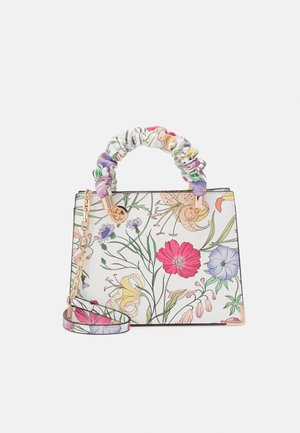 Bolso rectangular con estampado floral, asa superior fruncida de tela, correa de cadena dorada y una mezcla de flores coloridas sobre un fondo blanco.