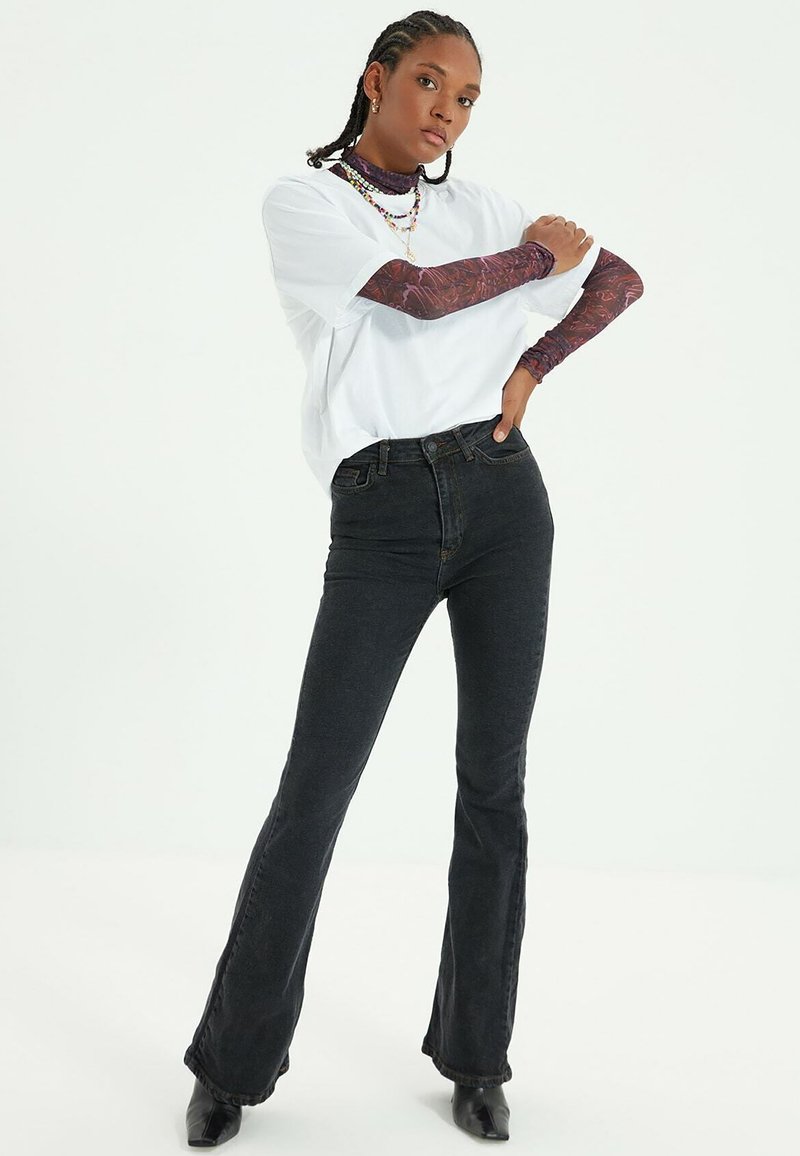 Trendyol Flared Jeans zwart