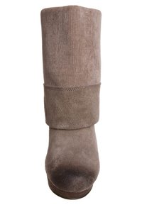 Brązowy zamszowy botek do kostki z cordurową cholewką i szerokim mankietem. Okrągły czubek i płaska podeszwa, z gładką teksturą i prostym wzornictwem.