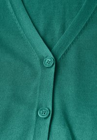 Teal cardigan met een V-hals, een gladde textuur en een knoopsluiting met vier gaten, die nette stiksels langs de randen toont.