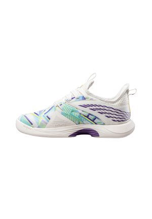 Chaussure de sport avec une tige en maille blanche ornée d'un motif abstrait coloré en bleu, vert et violet. Comprend une semelle blanche avec des accents violets.