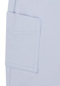 Lichtblauwe stof heeft een opgestikt zakje met versterkte stiksels, een gladde textuur en een regular vierkante vorm aan de zijkant.