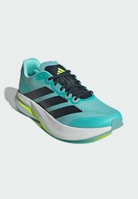 Baskets de course teal avec une tige en maille, des rayures noires et une semelle intermédiaire blanche avec un accent lime. Comprend des lacets noirs et un col rembourré.
