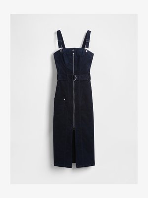 Dunkelblaues Cordkleid mit verstellbaren Trägern, einem Reißverschluss vorne, einem taillierten Gürtel und einer Seitentasche. Langer, figurbetonter Schnitt mit seitlichem Schlitz.