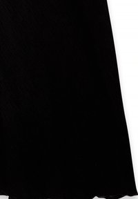 Sorte nederdel lavet af tekstureret stof, med en flagrende form og en sød hæmkant, der falder blødt. Ingen synlige mønstre eller hardware-detaljer.