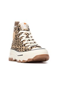 Zapatilla alta con estampado de leopardo, cordones blancos, suela de goma y acentos texturizados. Etiqueta de la marca en la lengüeta, plataforma gruesa con dibujo de zigzag.