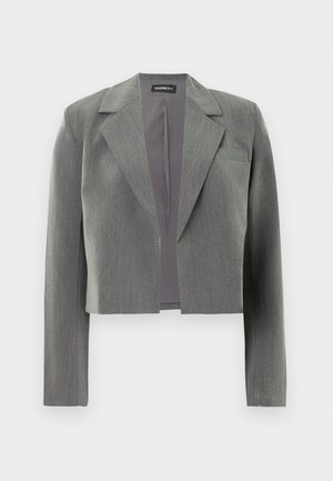 Veste grise courte avec un col cranté, une poche poitrine simple et des manches longues. Tissu texturé avec une finition mate et une fermeture avant dissimulée.